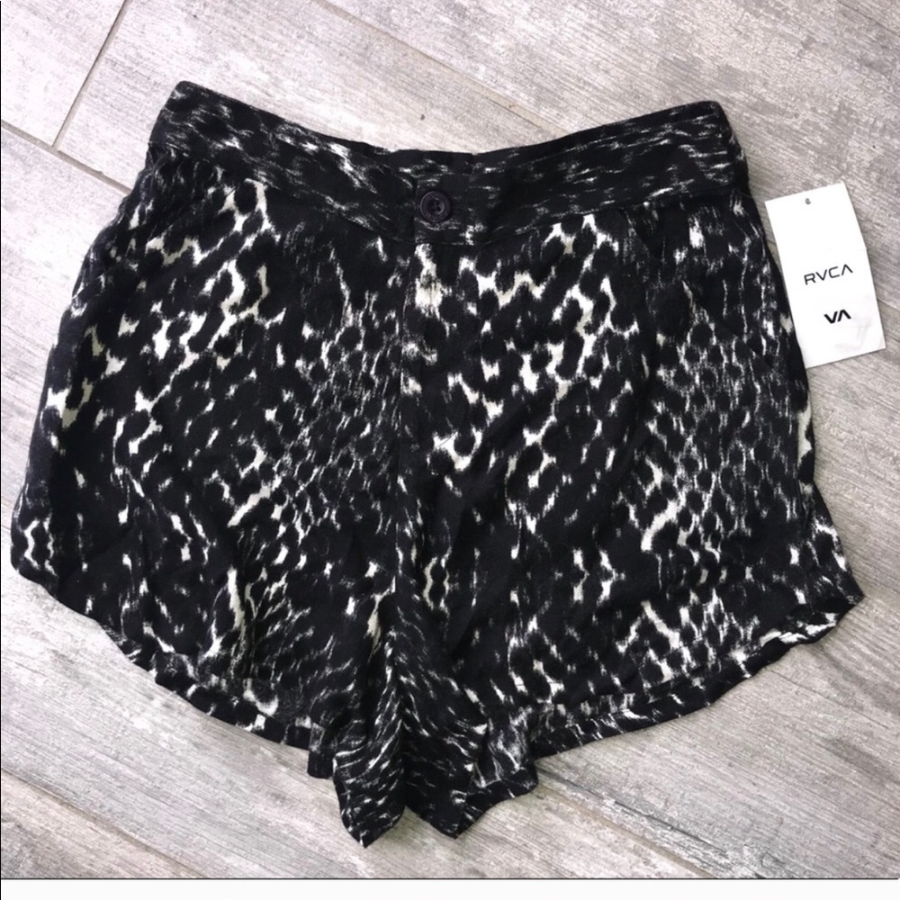 NWT rvca cute flowy shorts